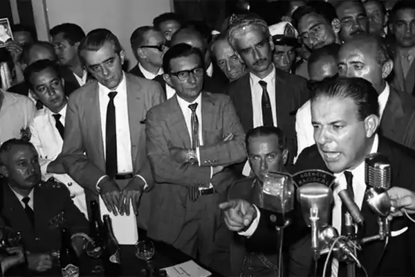 خوائو گولارت در حال مصاحبه